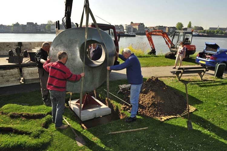 Segno d'Arte heeft het kunstwerk voorzien van een permanente verankering, aangezien de oorspronkelijke opstelling tijdelijk was bedoeld.