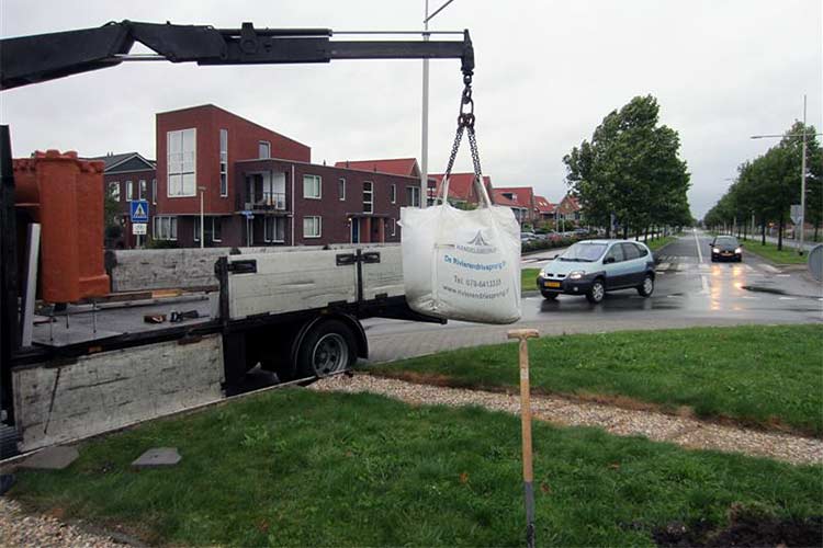 Herstel van één van de beelden op een rotonde in Hendrik Ido Ambacht.