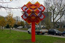 zonder titel van Ruud Ringers, een gepolychromeerde stalen plastiek in Dordrecht.