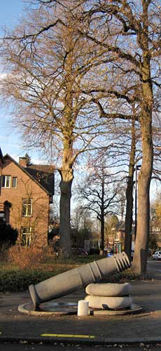 Onderhoud en restauratie van vijf zuilen van de beeldhouwer Peter van der Locht in Apeldoorn.