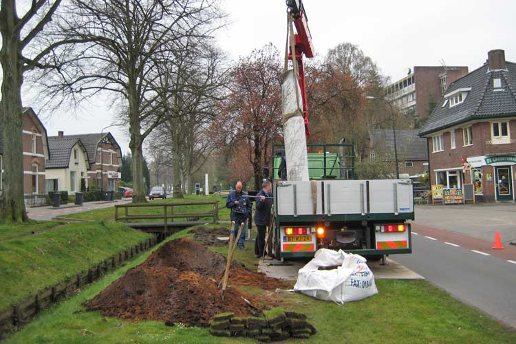 Onderhoud en restauratie van vijf zuilen van de beeldhouwer Peter van der Locht in Apeldoorn.