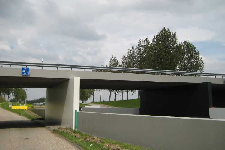Onderhoud en schilderwerk van het kunstwerk te Dirksland. Een brug als beeldende kunst - onderhouden.