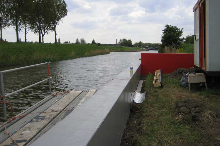 Onderhoud en schilderwerk van de keerwanden en de brug van Lucien den Arend in Dirksland.