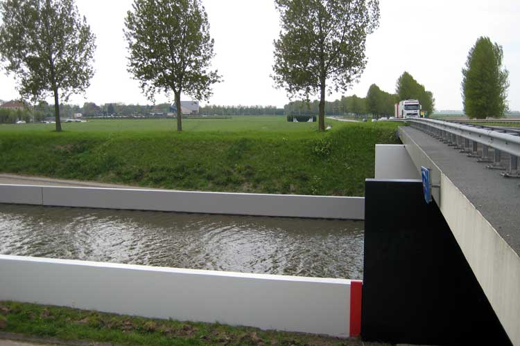 Onderhoud en schilderwerk van de brug van Lucien den Arend. Een kunstwerk in Dirksland.