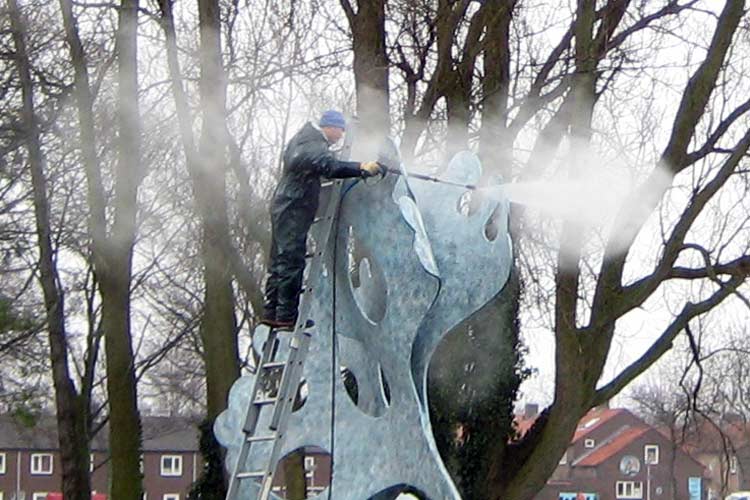 Het beeld  Algje  Stalen beeld met voet. (Pseudopalmata) van Jerome Symons in Hellevoetsluis ontdaan van alg cq mos en vuil.