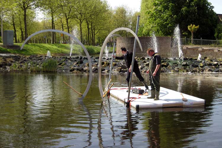 Terugplaatsing in de lente van een beeld van rvs en hout van kunstenaar Wies de Bles.