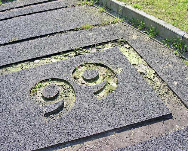 kunstwerk in onderhoud aan het archeologisch plein in Hellevoetsluis - vóór de restauratie