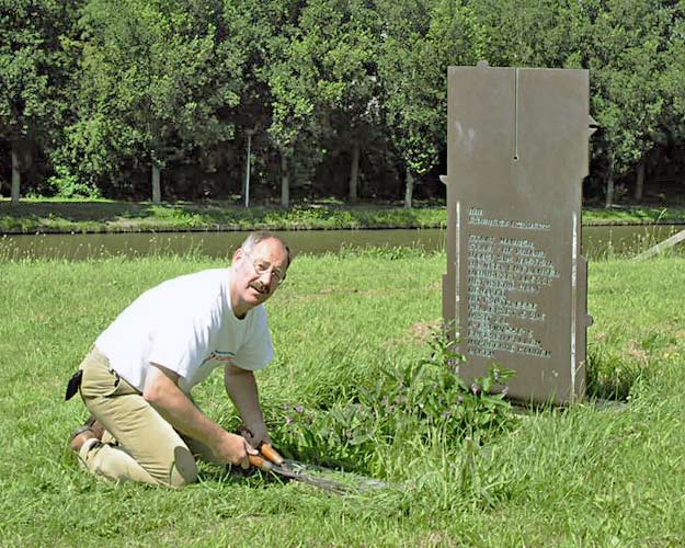 beeld Hans Lemmen de “10 Bladzijden uit het verleden”  voorzien van ingefreesde gedichten van Frank Herzen