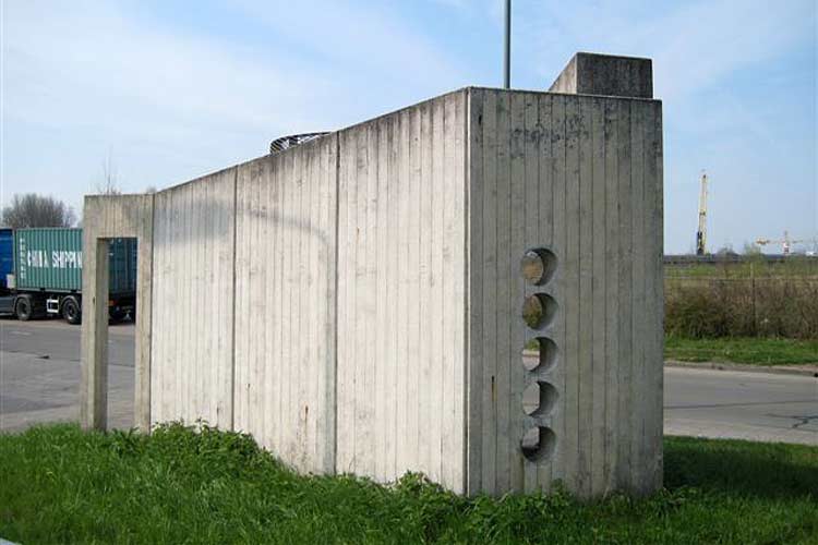 Restauratie beeld 'Eenmansmuseum ' van Pjotr Müller bij de gevangenis te Dordrecht - in opdracht van Rijksgebouwendienst.