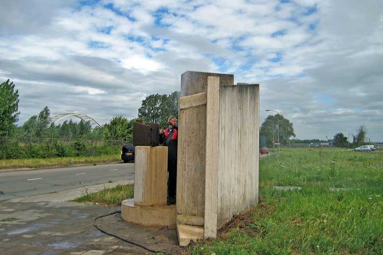 Restauratie en reinigen - in opdracht van Rijksgebouwendienst - van een  kunstwerk van Pjotr Müller bij de gevangenis te Dordrecht.