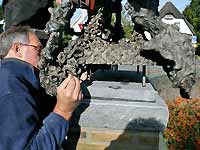Een bronzen beeld van Hieke Luik wordt op een bestaande sokkel geplaatst.