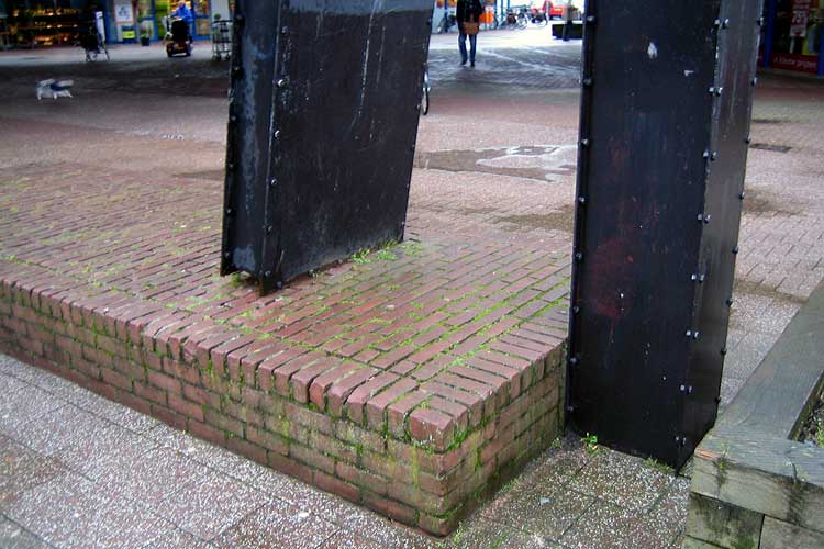 Onderhoud beeldende kunst Zoetermeer; verplaatsing beeld van David van de Kop; detail van het beeld op de oude locatie bij een winkelcentrum.