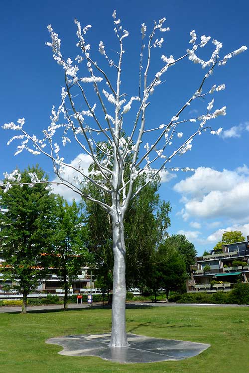 de aluminium boom van Stanislaw Lewkowicz - de uitgevoerde boom.