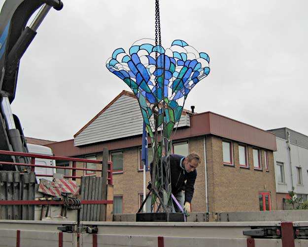 transport en plaatsing glas in lood in staal constructie van Lia Koster - uitgevoerde beelden door Segno 'd Arte