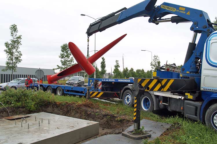 Installatie - het opstellen van een stalen beeld voor een rotonde te Gorinchem - van Henk van Bennekum - Segno d'Arte.