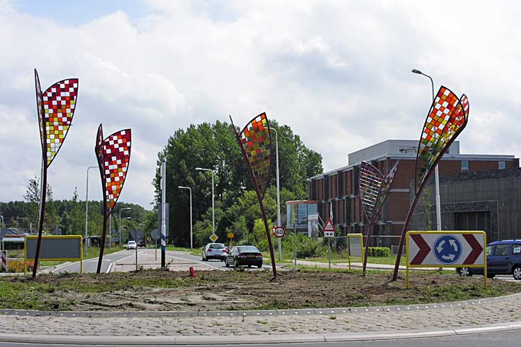 rotone - 5 Kleurrijke Bladeren van circa 2500 mm tot 6500 mm - uitvoering stalen beeld van Lia Koster