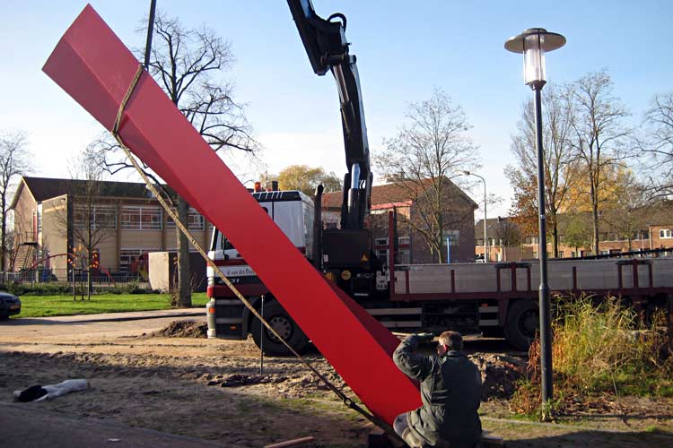 Beeld Henk van Bennekum - plaatsing stalen beeld.