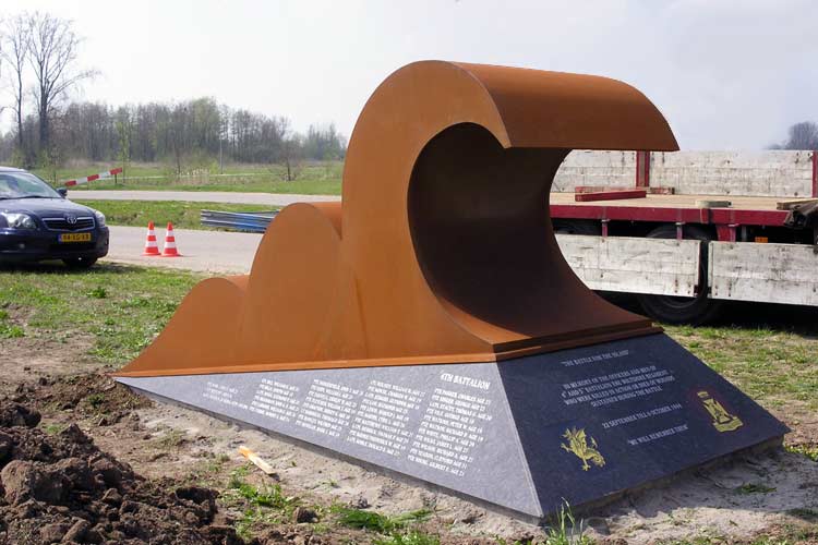 Uitvoering oorlogsmonument Schuytgraaf van Tirza Verrips (nieuwbouwwijk) te Arnhem.