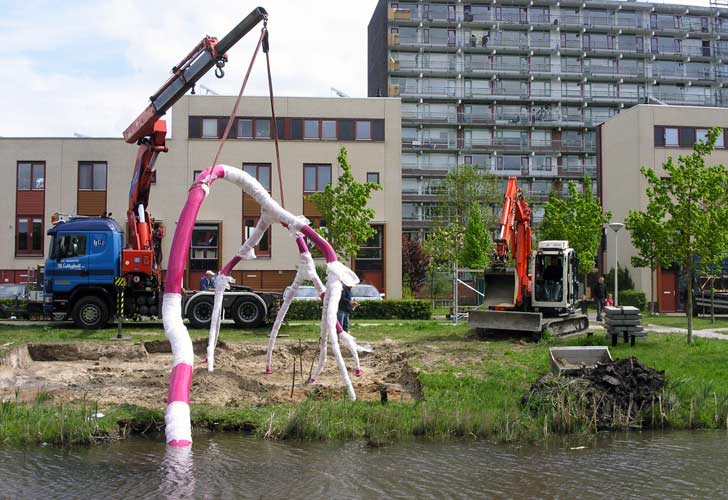 Plaatsing van een uitgevoerd kunstwerk van Reinier Lagendijk in Zwolle