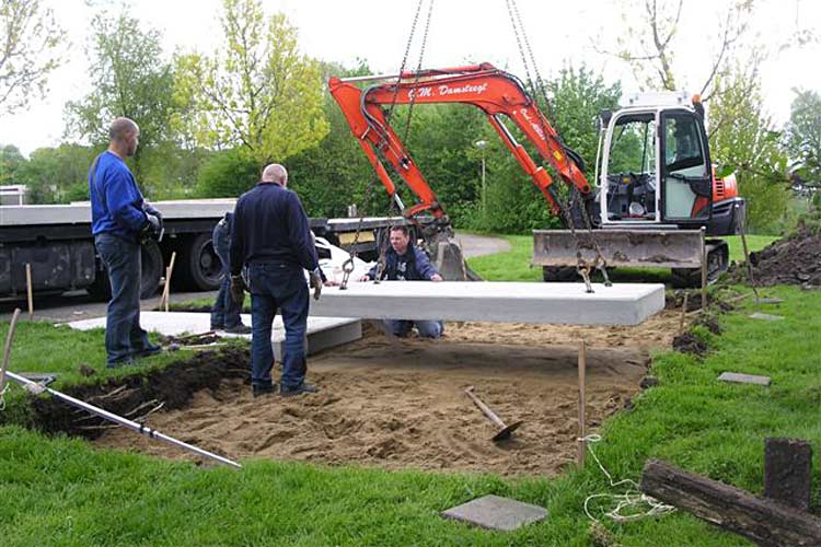 Transport en plaatsing van het in cor-ten staal uitgevoerde beeld van Paul de Kort en Marcel Eekhout.