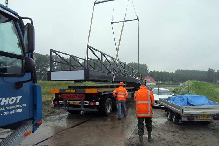 De voetbrug voor de Chladni Vijver in Buitenschot gaat op transport.