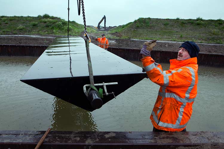 De montage van de golven maker in de Chladni Vijver in Buitenschot gaat op transport.