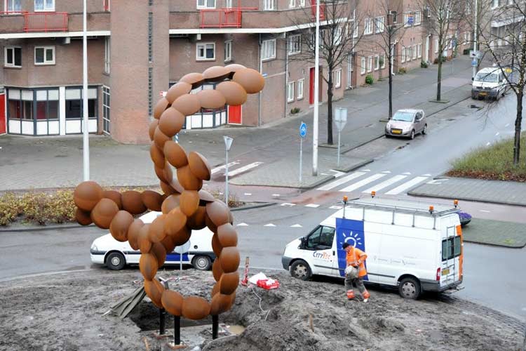 Het beeld, Cumulus, van Pieter Obels wordt op de rotonde in het centrum van Spijkenisse geplaatst.