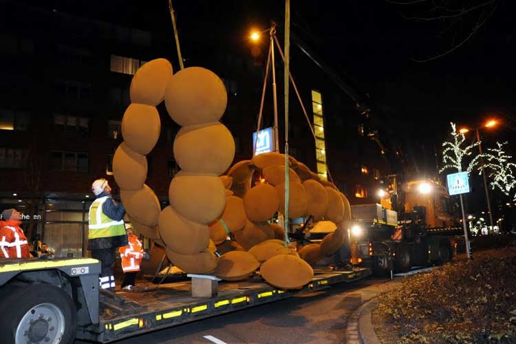 Het beeld, Cumulus, van Pieter Obels wordt op de rotonde in het centrum van Spijkenisse geplaatst.