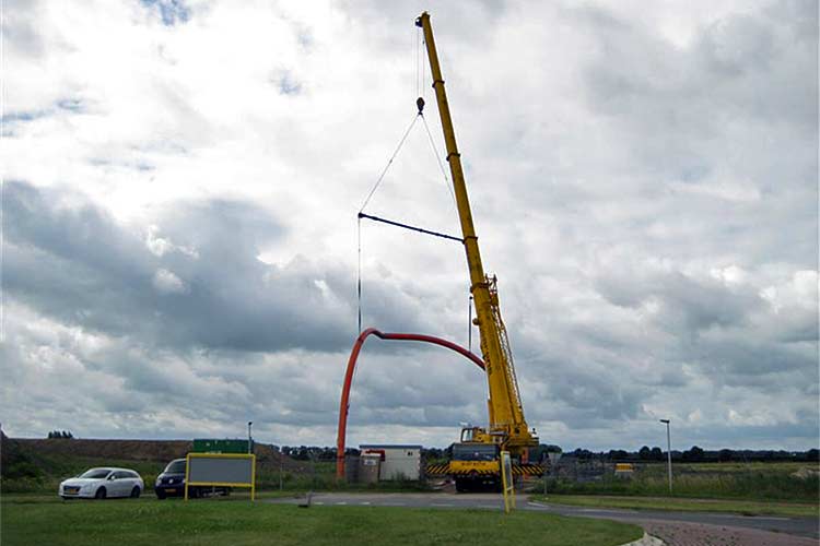 Montage van een monumentale staalplastiek van de beeldhouwer Lucien den Arend in Albrandswaard.