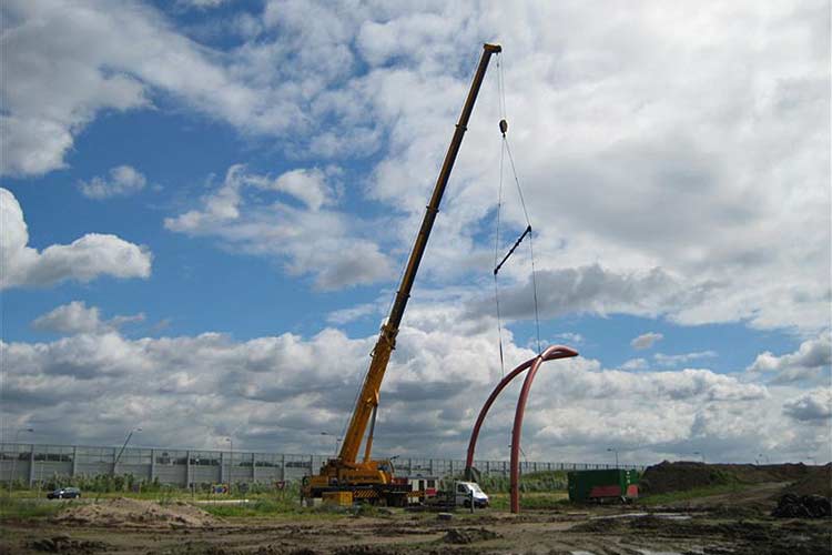 Montage van een monumentale staalplastiek van de beeldhouwer Lucien den Arend in Albrandswaard.