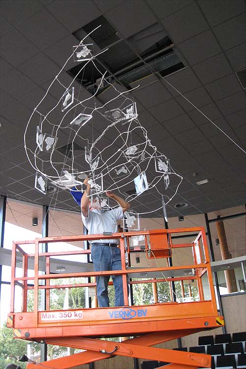 Montage van de mobiel - een kunstwerk voor de raadzaal van de Gemeent Westerveld.