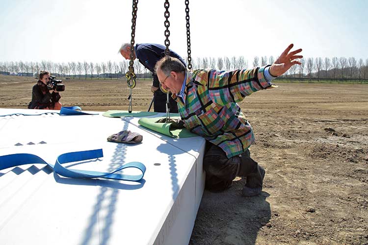 Uitvoering van een monument voor Hendrik van Randwijk - een kunstwerk van Henk van Bennekum.