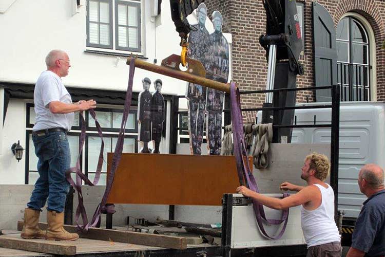 Han & Rien Boomsma Monument -  Middelharnis was de eeneiige tweeling bekend om het verzetswerk in de oorlog.