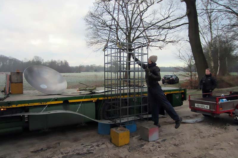 Voor het kunstwerk in de gemeente Hof van Twente is de geschiedenis van de Freules van Beckum het uitgangspunt. De freules zijn vanwege hun geloof in 1544 veroordeeld en op het Galgenveld even buiten Delden op de brandstapel terechtgesteld op 13 november.