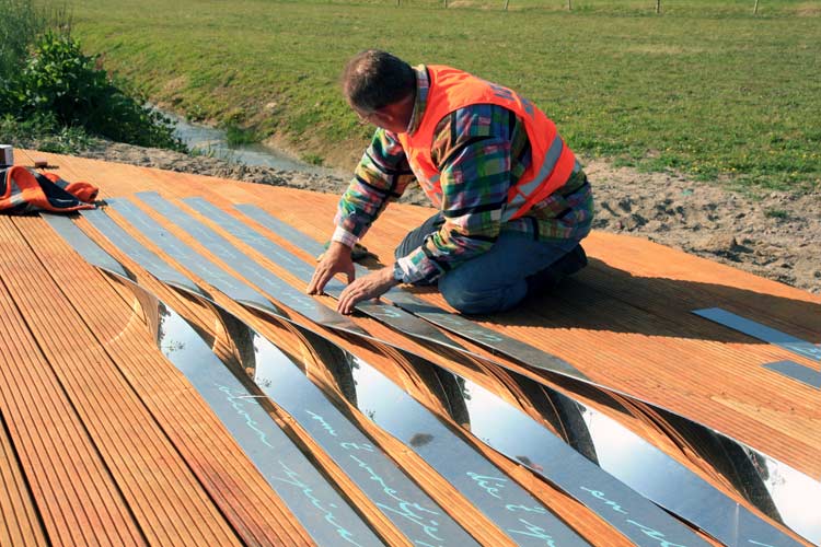 Uitvoering van een kunstwerk - keerzijde - van Paul de Kort voor  Beverwijk.