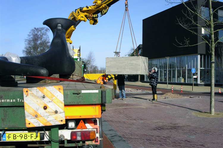 uitvoering-betonnen-sokkel voor een bronzen beeld van Pjotr Müller in Amersfoort.