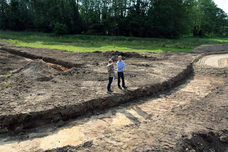 UITVOERING Trechteren - Smalenbroekbeek - kunstenaar Paul de Kort het water kunstwerk TRECHTEREN ontworpen.