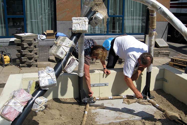 Lassen aan het beeld voor plaatsing op het ‘Wensplein voor Vrede’, in Amsterdam-Oost.