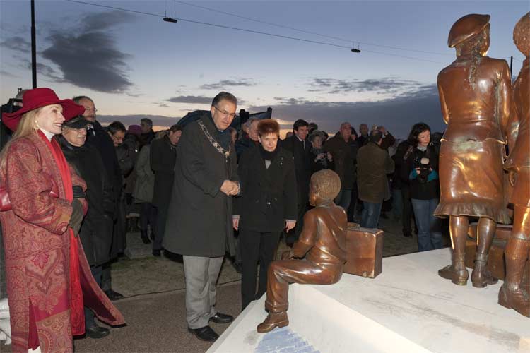 Herstelde bronzen beeldengroep - Hoek van Holland - monument kindertransport.