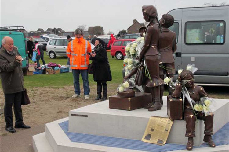 Herstelde bronzen beeldengroep - Hoek van Holland - monument kindertransport.