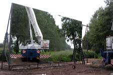 Monumentale spiegelwand project van Simon Kentgens in een weiland in Veghel.