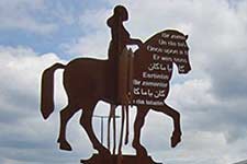 Cor-ten-stalen-ruiterstandbeeld met belettering middels hogedruk waterstralen.