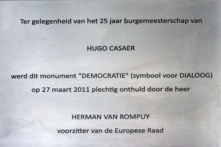 Ter gelegenheid van het 25 jaar burgemeesterschap van Hugo Casaer werd het beeld ingehuldigd door Herman Van Rompuy, voorzitter van de Europese Raad.