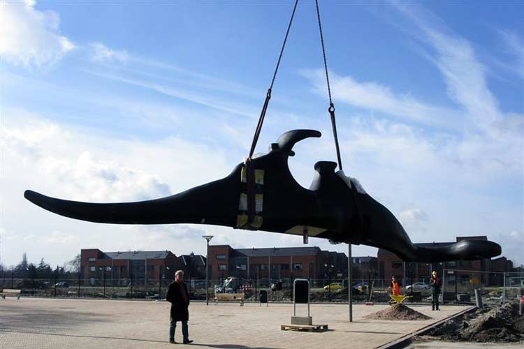 Plaatsing van een bronzen beeld van Ram Katzir in Vathorst, Amersfoort.