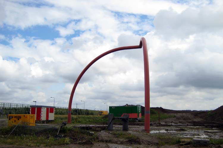 Een monumentaal stalen beeld in Albrandswaard/Rhoon van de beeldhouwer Lucien den Arend