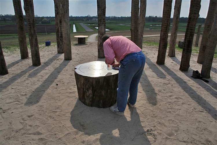 Pallisade Coevorden van Paul de Kort - vervaardiging en montage rvs-plaat.