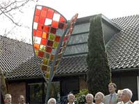 Uitgevoerd - De Lier - glas in lood en staal - een beeld van Lia Koster - de onthulling 2009