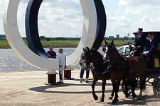 uitgevoerd - 'Cyclus' 1981/2009-2011 - een stalen beeld van Henk van Bennekum aan de oever van de Noord in Alblasserdam.