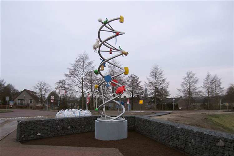 Uitgevoerd beeld, "DNA-helix" van Nicolas Dings in Olst-Wijhe.