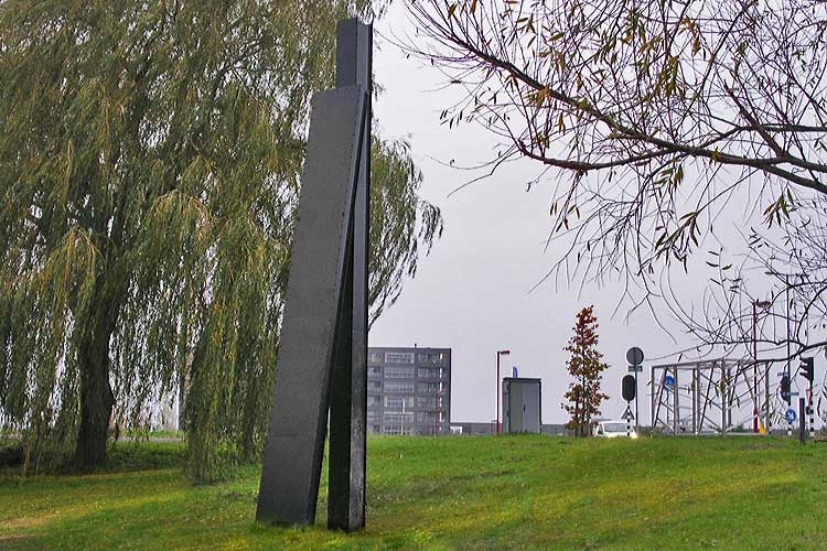 uitgevoerd-kunstwerk van David van de Kop te Zoetermeer - 'leunende pylonen'.